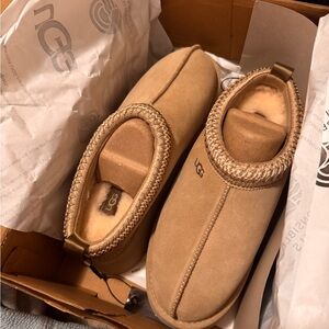 UGG women’s Tazz Platform Tan Slippers